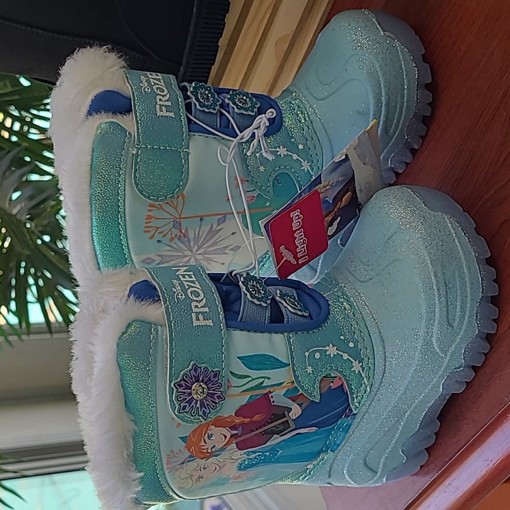 NWT! Disney Frozen Girls 6 Light up glittery plush Winter Snow boots